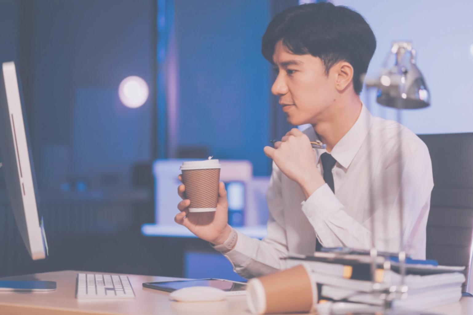 Professionelle Beratungsatmosphäre mit Dokumenten und Laptop